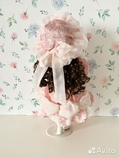 Фарфоровая кукла на подставке