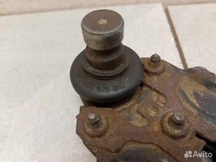 Рычаг передний левый