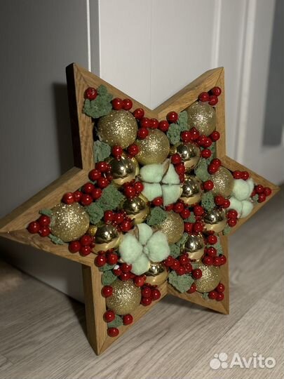 Звезда из дерева с новогодним декором