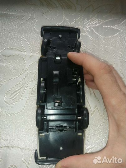 Модель автомобиля заводная