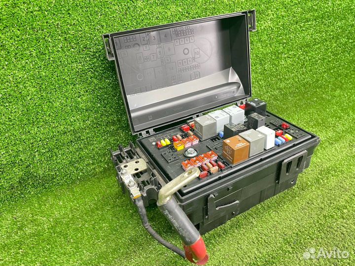 Блок предохранителей передний Opel Astra J GTC