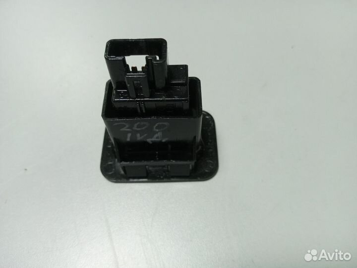 Кнопка закрывания багажника Toyota LC 200