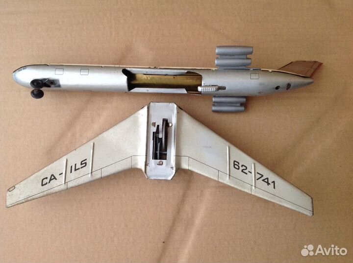 Детские игрушки СССР самолет ил 62 инерционный