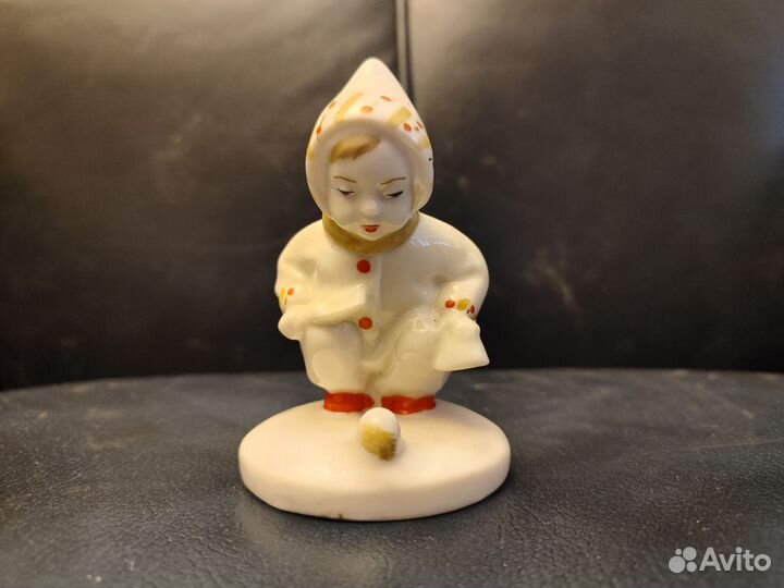 Фарфоровая статуэтка-Ребенок в песочнице,ссср,лфз