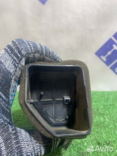 Дефлектор обдува правый Hyundai Elantra 3 Xd2