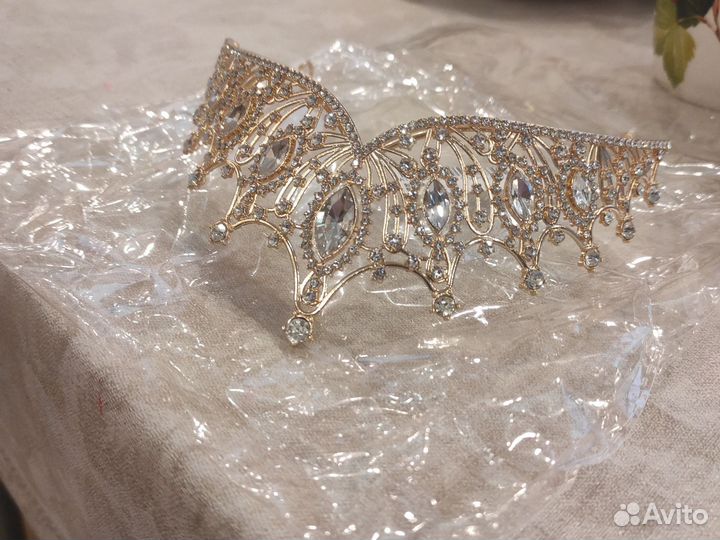 Диадема золотая с камнями