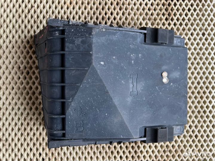 Крышка блока предохранителей VW Passat B6 2.0