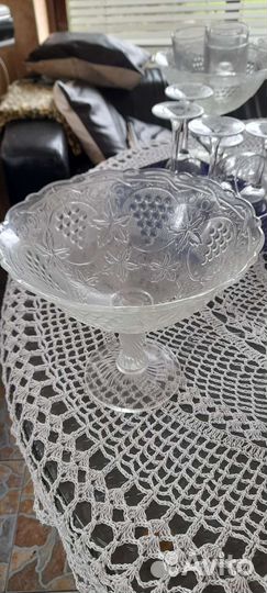 Ваза для фруктов на ножке