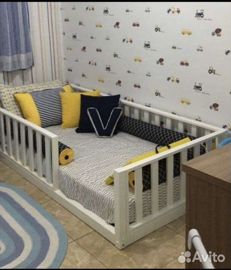 Детская кроватка с бортиками