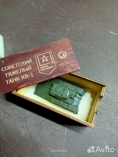Коллекционная модель советского тяжелого танка кв1