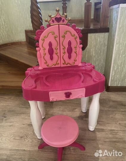 Детский туалетный столик