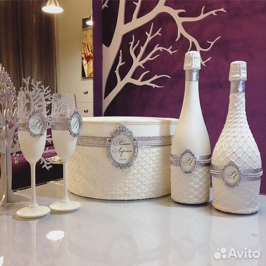 Свадебные украшения бутылки, бокалы, казна