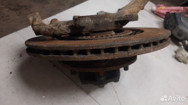 Кулак поворотный передний левый