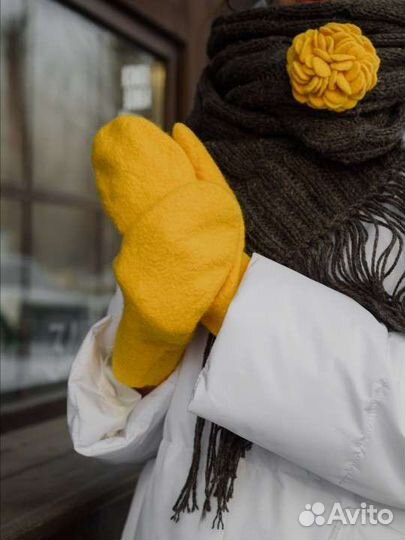 Варежки валяные с цветком брошью