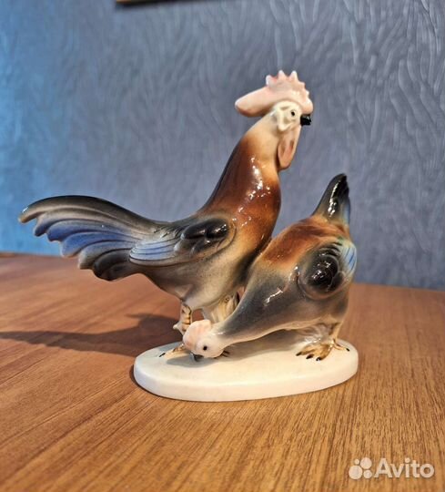 Фарфоровая статуэтка Петух и курица