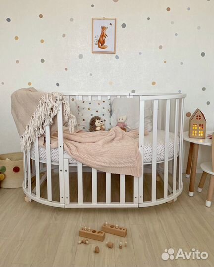 Детская кроватка с маятником