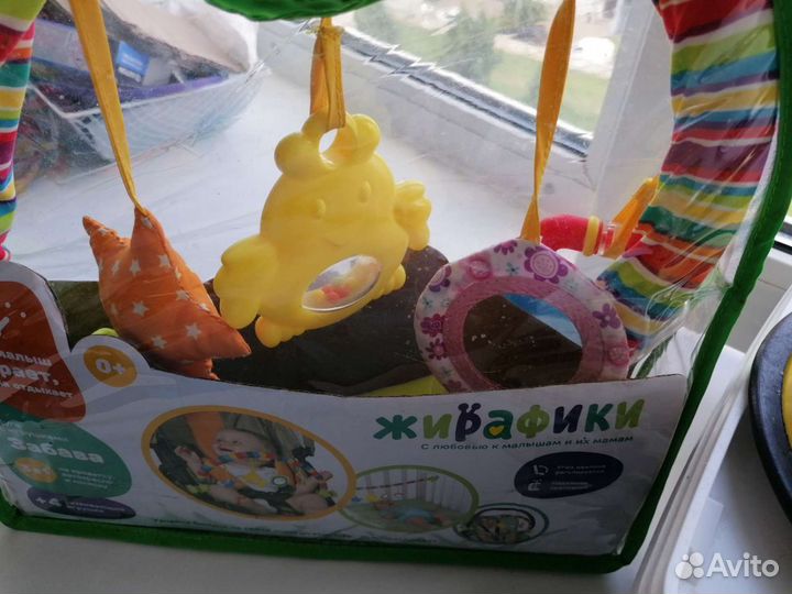Дуга с игрушками на коляску