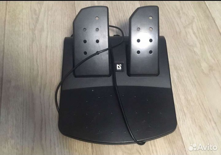 Игровой руль с педалями
