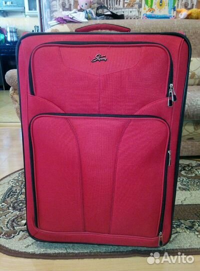 Неубиваемый большой чемодан почти новый