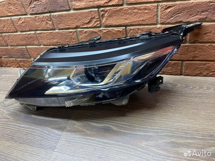 Фара левая Mitsubishi L200 Рестайл 2018+ Галоген