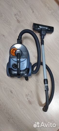 Безмешковый пылесос Philips FC8767