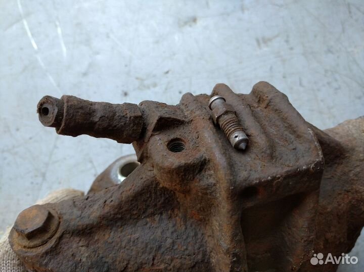 Суппорт передний правый Пежо 206