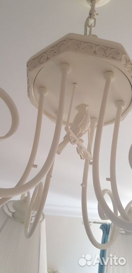 Продам красивую люстру и настольные лампы