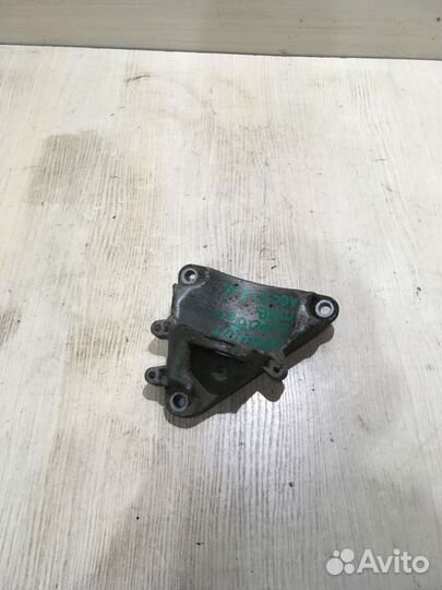 Кронштейн кпп правый пассат Б5 4B0399114C