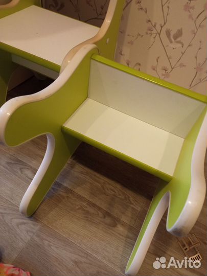 Детский столик и 2 стула. 