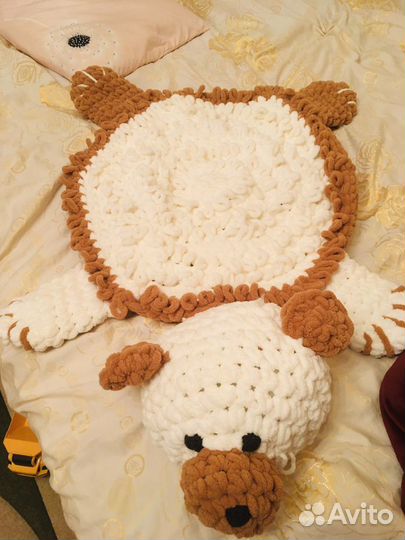 Вязаный коврик в виде медведя