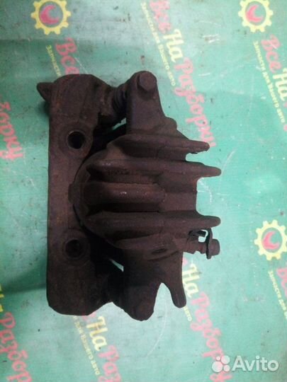 Суппорт передний правый Peugeot 406