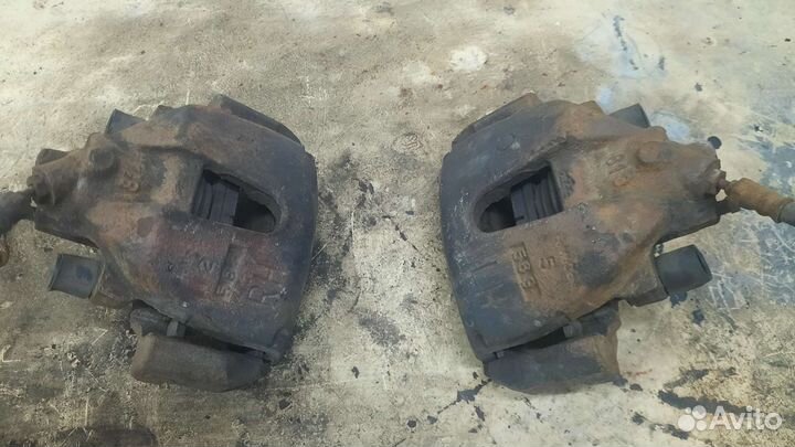 Супорт передний левый/правый mazda 3 bk