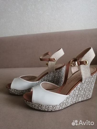 Босоножки новые 38