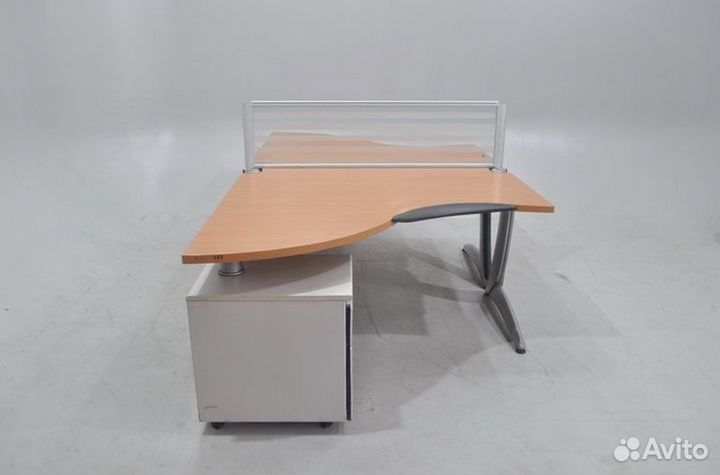 Стол офисный угловой с тумбой