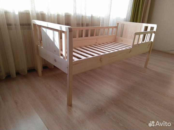 Деревянная кровать 