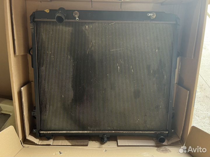 Радиатор охлаждения на Lexus LX570
