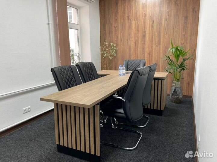 Офисный стол с брифингом