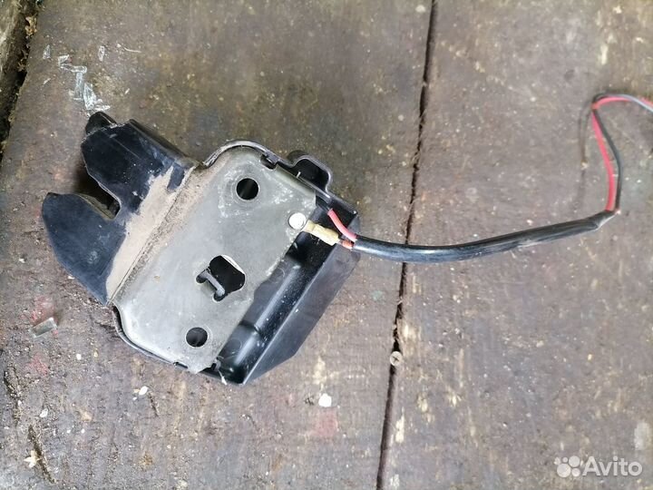 Замок багажника Nissan Primera P12