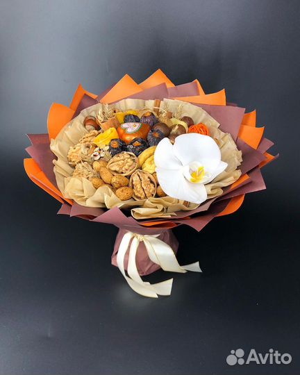 Букет из орехов