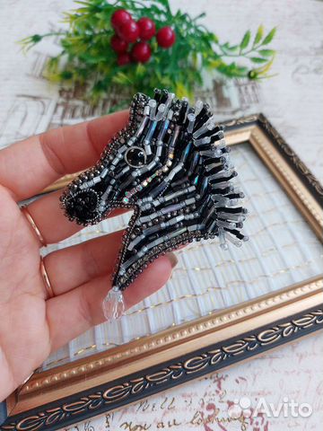 Брошь ручной работы из бисера