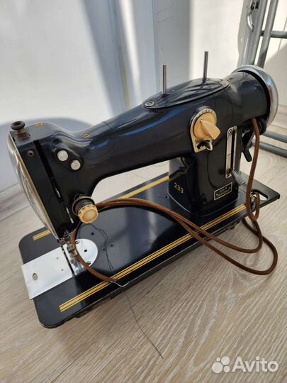 Швейная машина LADA 233