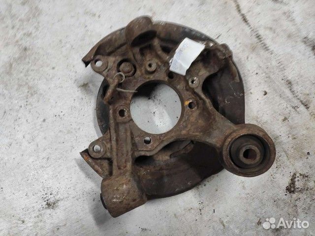 Кулак задний левый Mitsubishi Pajero 4