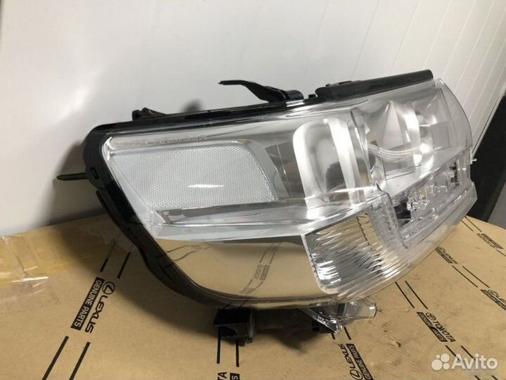 Фара правая Toyota Land Cruiser 200