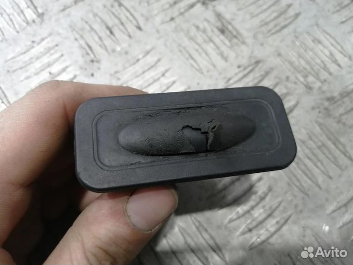 Кнопка багажника Renault Megane 3 хэтчбек