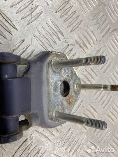 Б/У петля крышки багажника задний Toyota Rav4 (1)