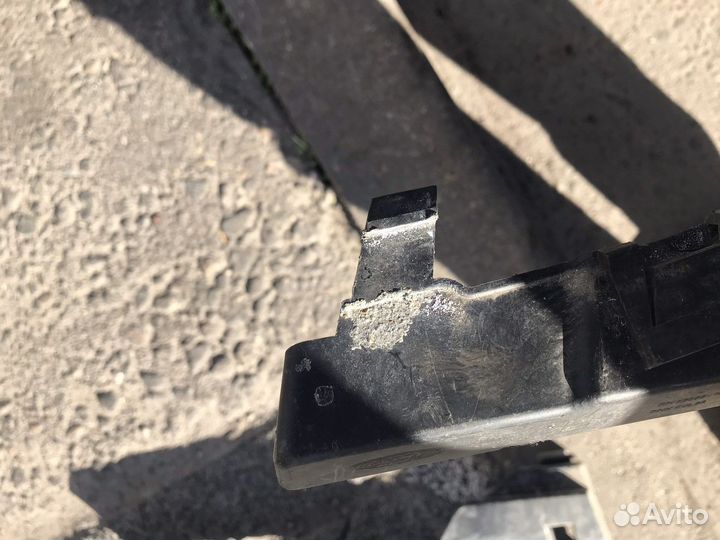 Кронштейн бампера 4M5117E857AC