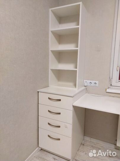 Детский письменный стол, рабочая зона у окна