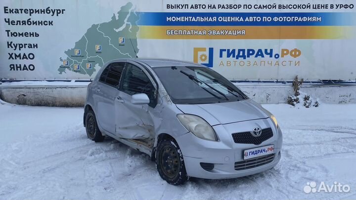 Замок двери задней левой Toyota Yaris (XP90) 69060