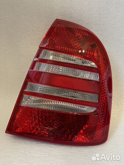 Фонарь зданий правый Skoda Superb