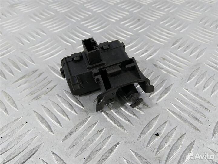 Замок лючка бака Volkswagen Sharan 7N0810773B